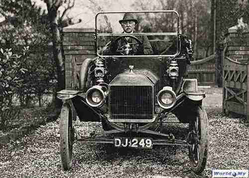 The picture shows the evolutionary Ford Model T Tourer from 1908 in use by a satisfied driver